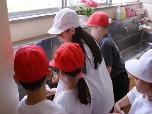 縦割り班清掃で学校をきれいに