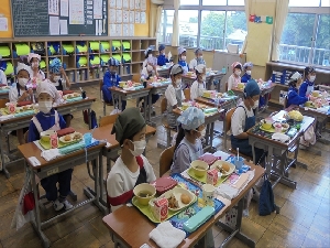 給食準備　とても上手になりました【１年生】