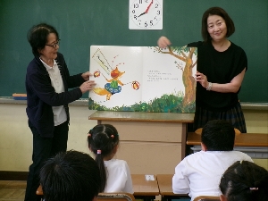 朗読クラブ「ひまわり」さんによる読み聞かせ（１年生）