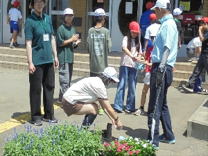 一鉢一鉢に思いを込めて 花壇の植え替え（栽培委員会）