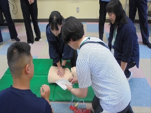 プール学習開始に向けて　～教員向けの救命救急講習を行いました～