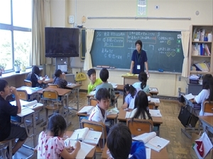 4年生　教室の中で「垂直」を発見！～算数　垂直、平行と四角形～