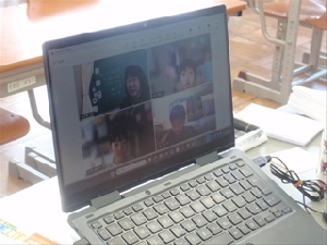 夏休みの元気な笑顔　～オンライン学級会～