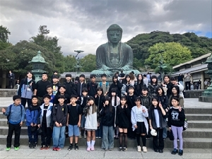 秋晴れの空の下、6年生が修学旅行へいってきました