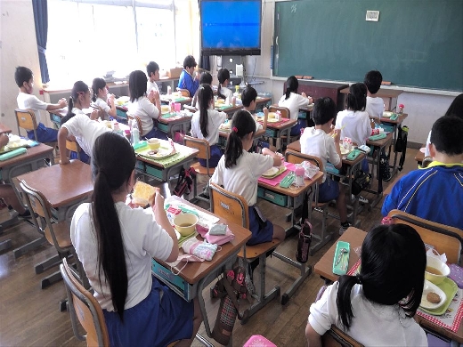 給食の時間の風景です。