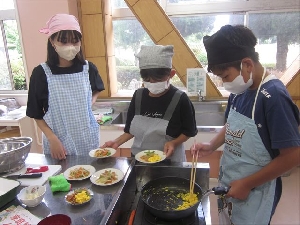 ６年家庭科（調理実習）の様子