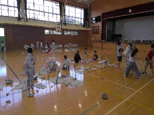 ２学年　図工「しんぶんしとなかよし」