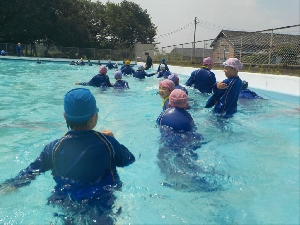 ４年生　水泳学習（着衣泳体験）