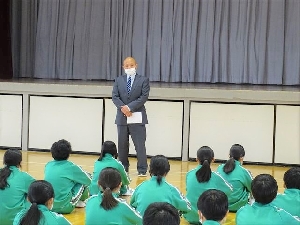 ２年生が校外学習の出発式を行いました！