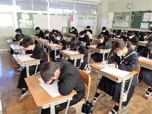 １年生で「学年末テスト」が行われました！