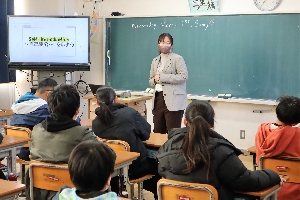 英語科教諭を逆井山小学校に派遣して授業を行いました！