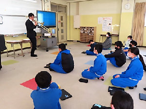 生子菅小学校で音楽の「出前授業」を行いました！