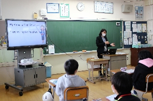 英語科教諭を内野山小学校に派遣して授業を行いました！