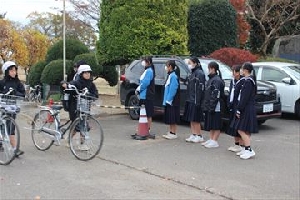 あいさつ運動・落ち葉掃き