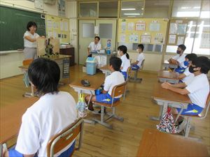 朝の会の読み聞かせ(６年生)