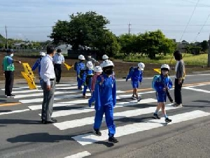 朝の交通安全　６年生あいさつ運動