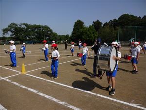 校庭でマーチング練習