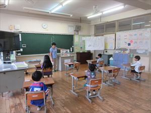 １年生　朝の読み聞かせ