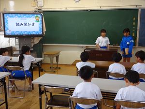 図書委員による読み聞かせ(低学年)