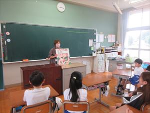 ２・３年生　朝の読み聞かせ📖