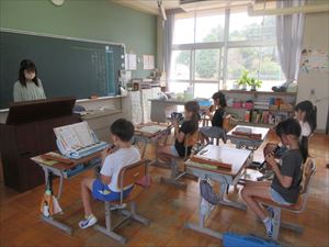 ２年生「森のたんけんたい」・３年生「レッツゴーソーレー」