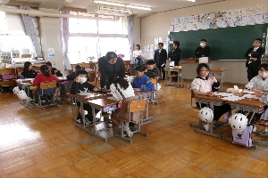授業参観、学級懇談会等を行いました
