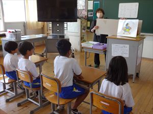 朝の読み聞かせ(2年生)