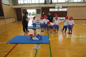 【１・２年生】マット運動に取り組んでいます