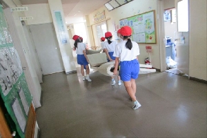 みんなのために頑張るぞ！～ボランティア・愛校作業～