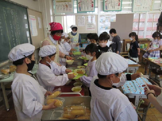 2年生の給食準備