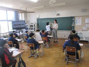 5年生　栄養教諭の油原先生と家庭科の学習