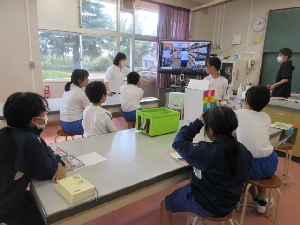 図書委員会オンライン交流・３年生　スーパーマーケット見学