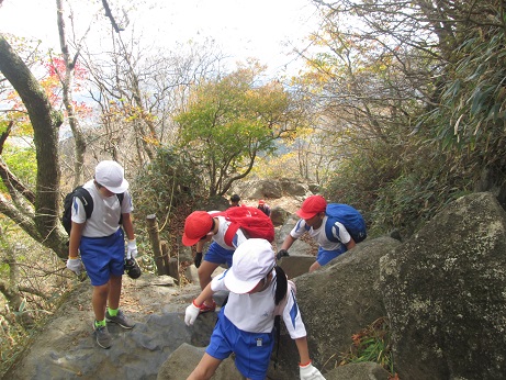 上りの登山道は疲れます