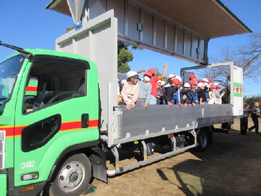 トラックの荷台に乗せてもらいました