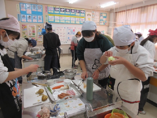 ６年生・食材を注意して切ります