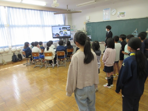 ５年生・オンライン交流　４年生も見学