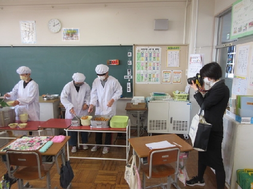 給食の様子の撮影