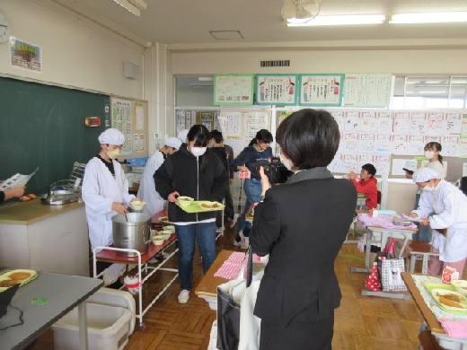 給食の様子の撮影