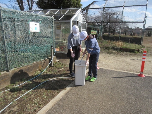 各教室のゴミ箱をきれいに