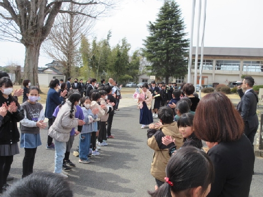 校庭で見送り