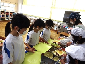 １・２年生　給食の時間