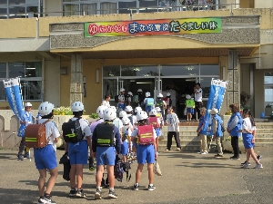 地域との積極的な連携　学校運営協議会・あいさつ運動