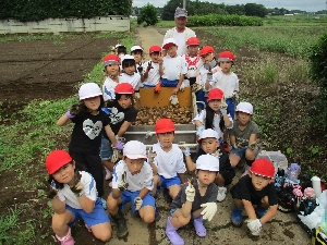 学ぶ意欲のある子　１・２年　生活科校外学習　ジャガイモ掘り体験