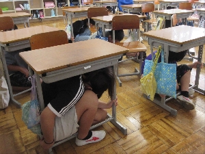 命を守る学習　避難訓練（シェイクアウト訓練）
